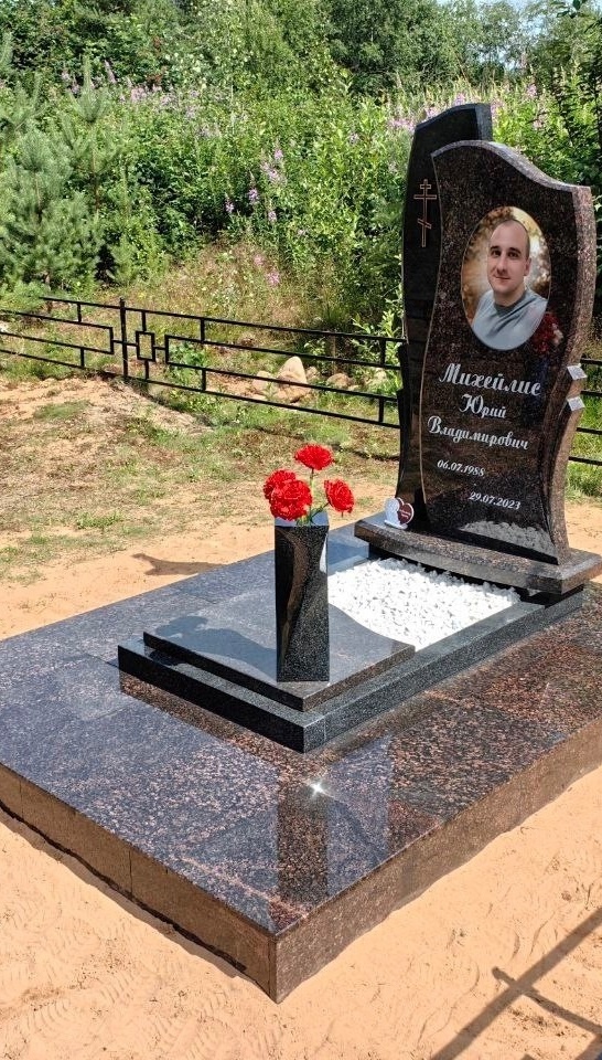 Составной памятник из гранита 