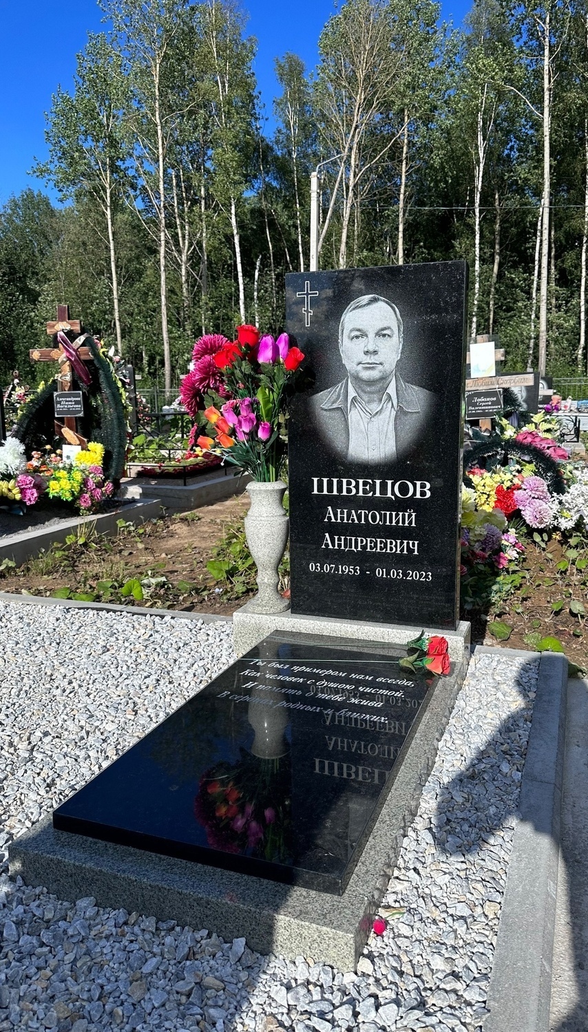 Гранитный памятник мужчине установлен на Елшанском кладбище Саратова