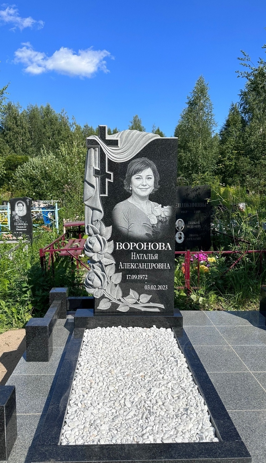 Памятник маме с розами