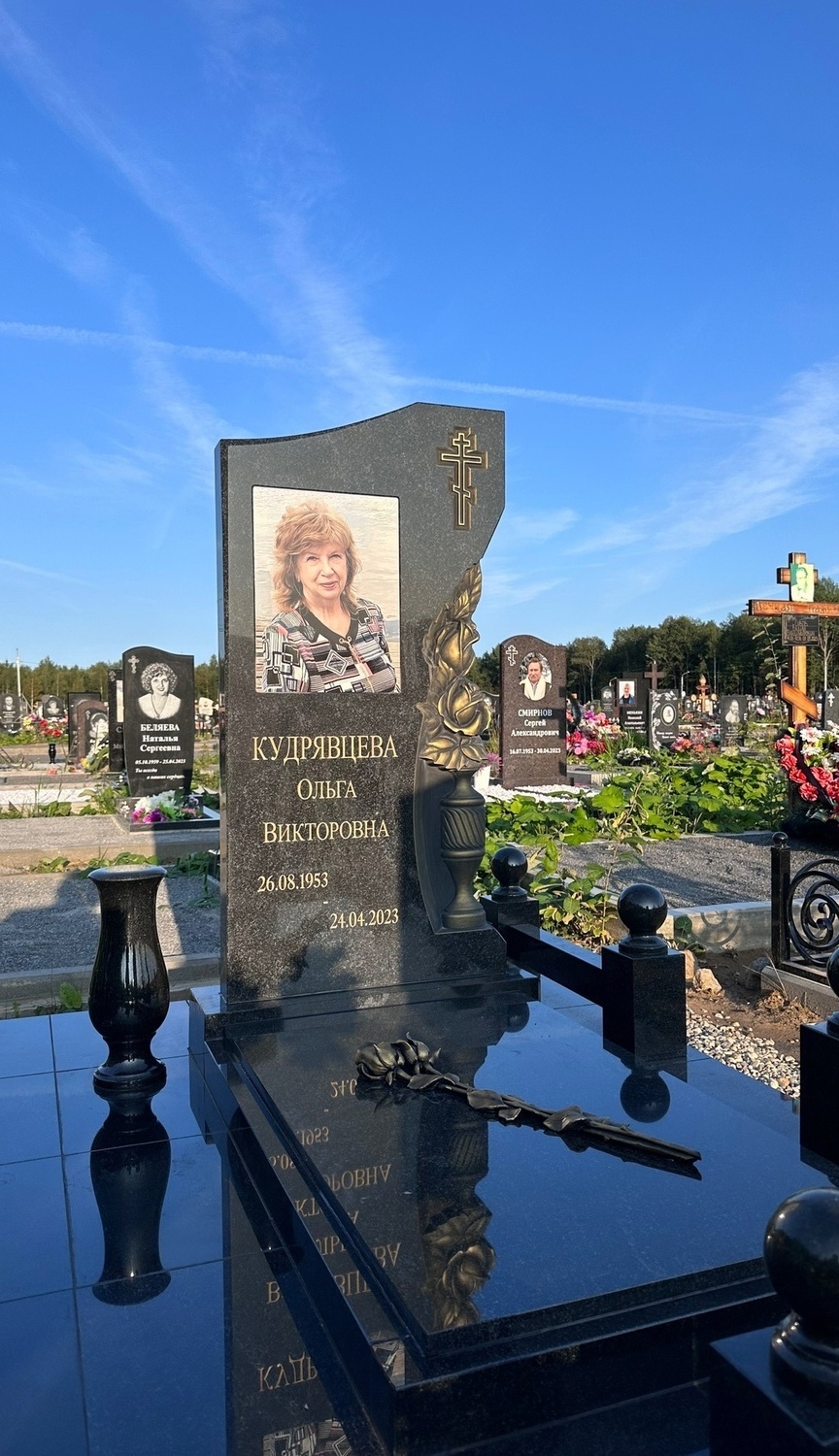 Памятник женщине с розами
