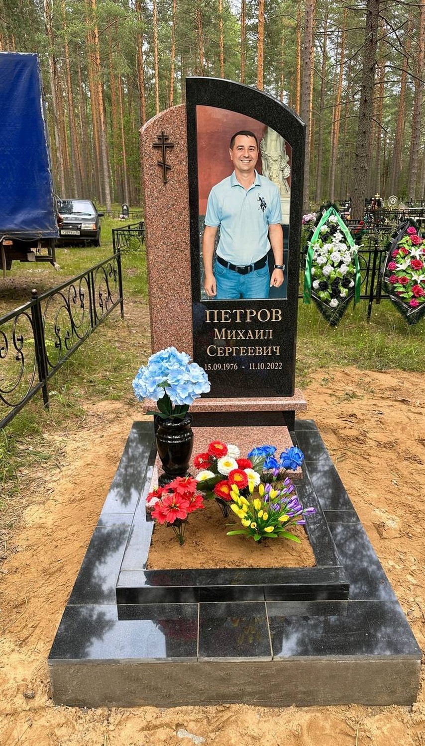 Составной гранитный памятник из двух видов гранита в Саратовской области.