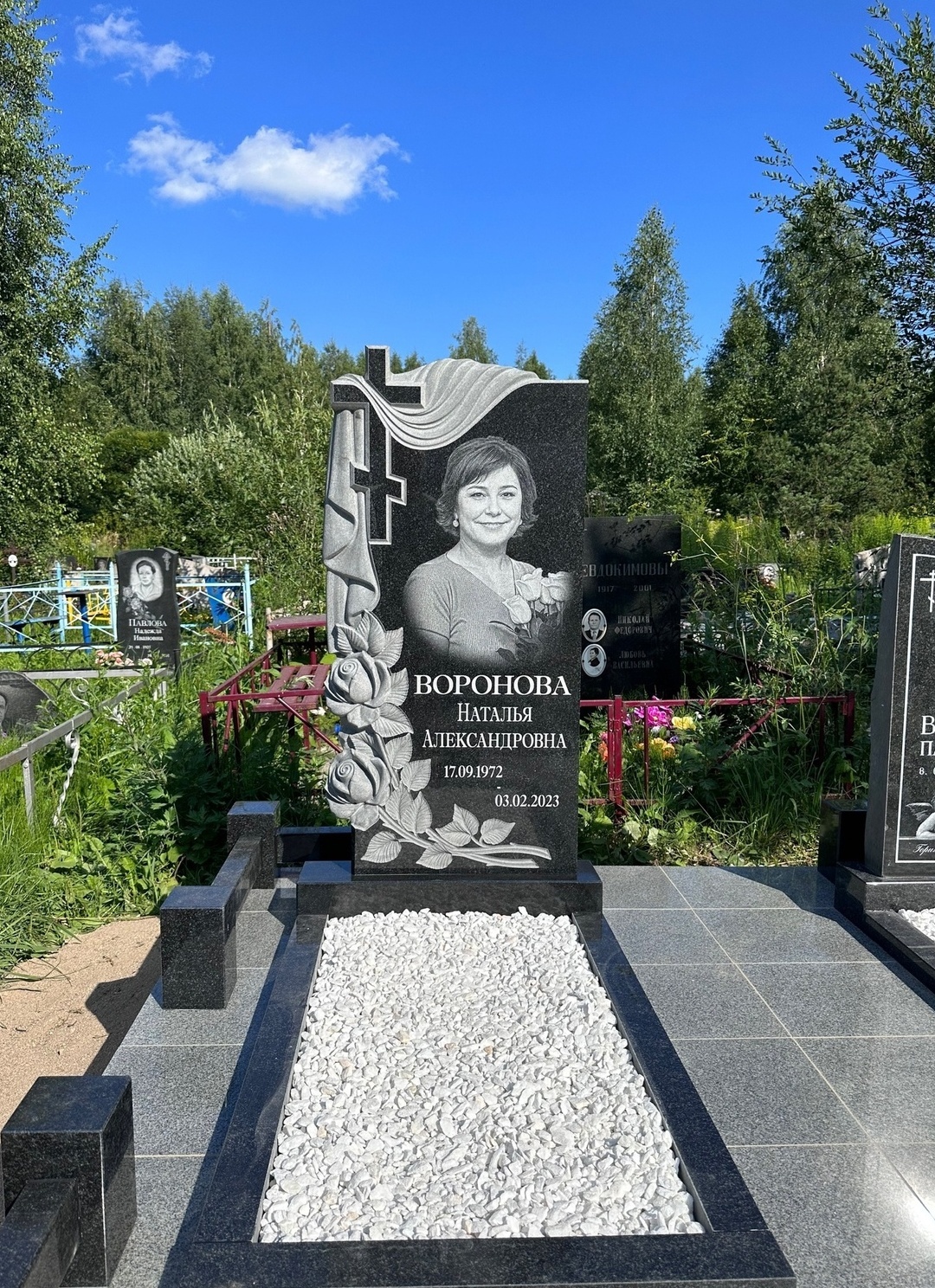 Памятник маме с розами