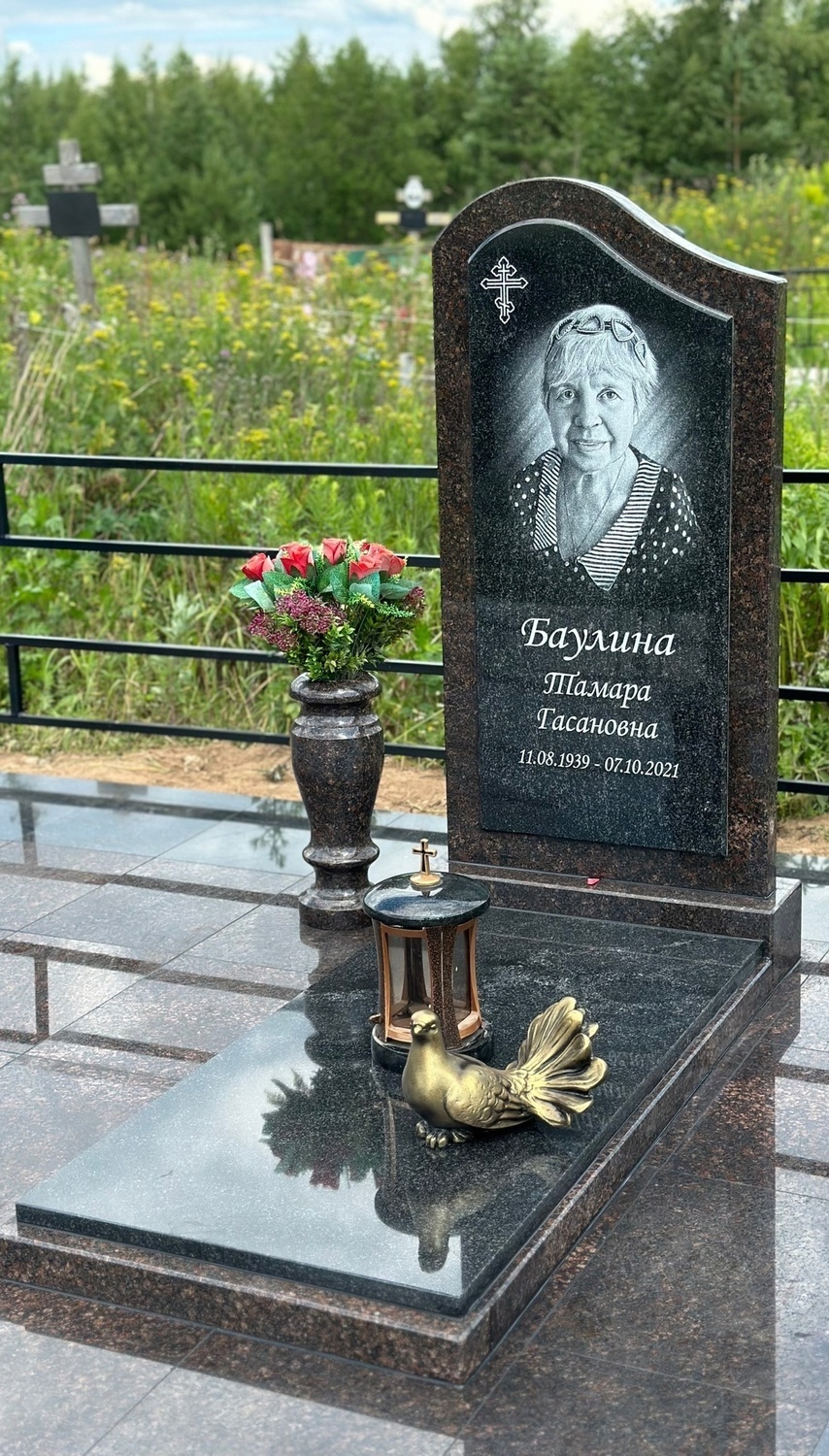 Памятник из Дымовского гранита с портретом