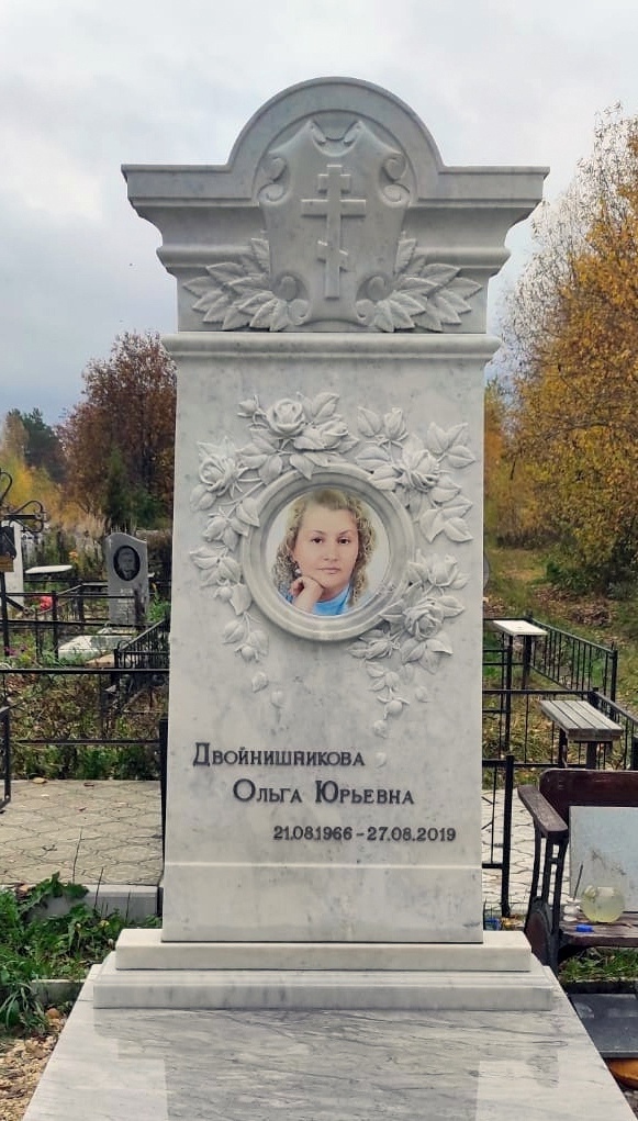 Белый мраморный памятник с розами