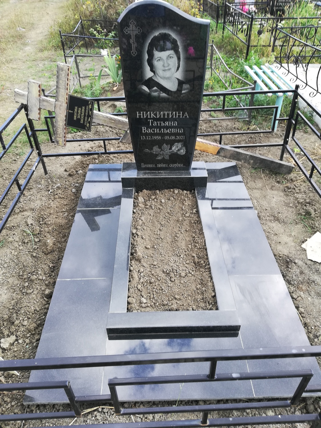 6. Памятник стела 100 см высотой. Общая высота 120 см.