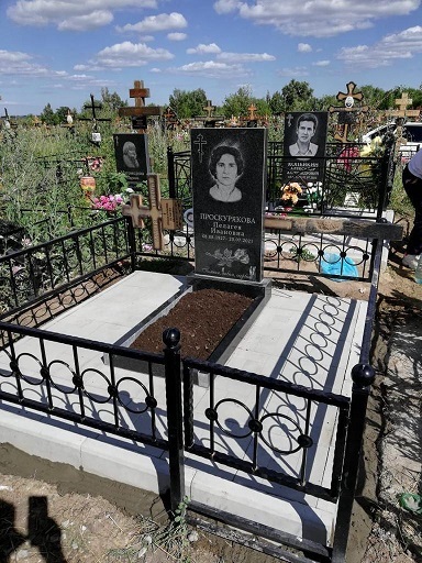 7. Памятник стела 100 см высотой. Общая высота 120 см.