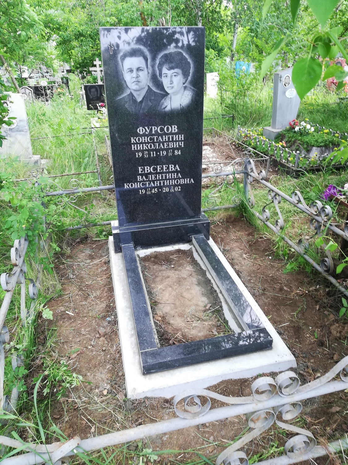 4. Памятник стела 120 см высотой. Общая высота 140 см.