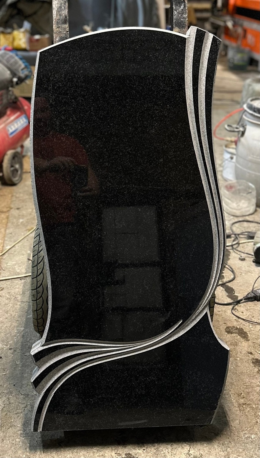 гранитный памятник классическая геометрическая форма