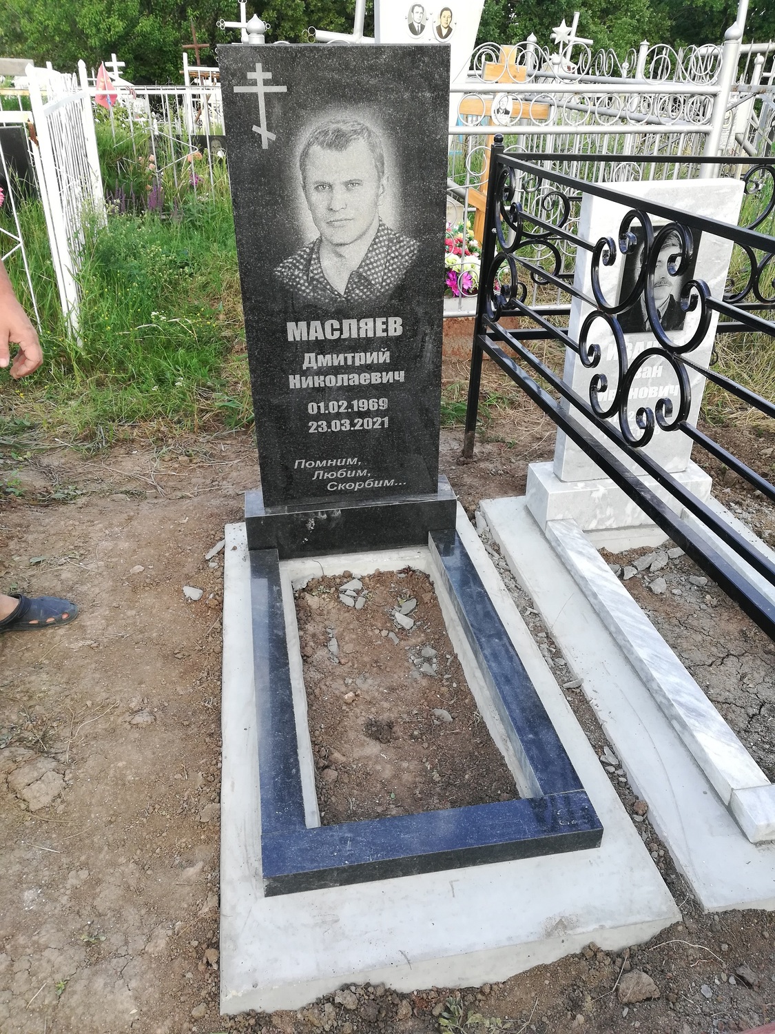 2. Памятник стела 100 см высотой. Общая высота 120 см. 1 портрет и надпись.