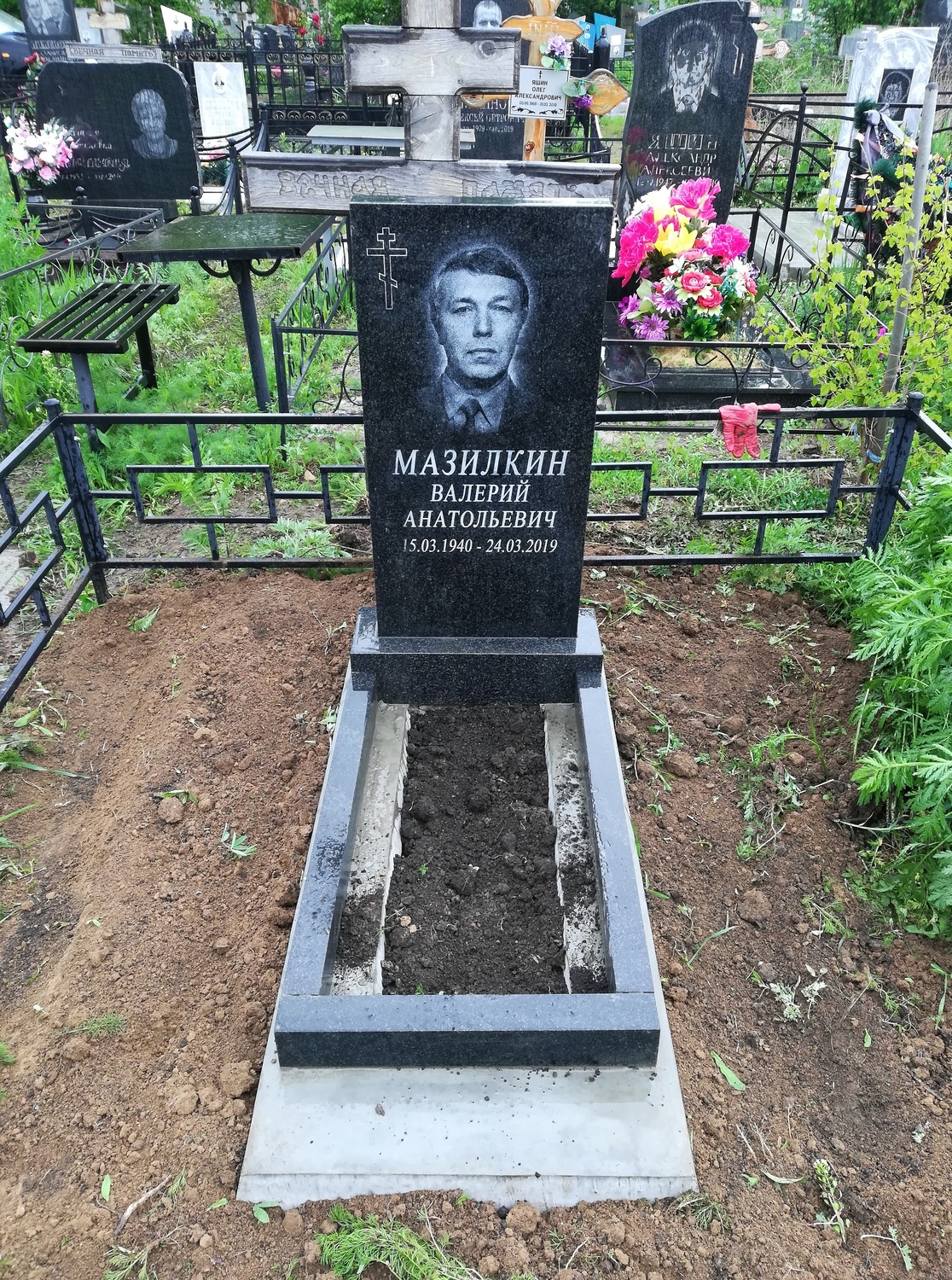 1. Памятник стела 80 см высотой. Общая высота 100 см. 1 портрет и надпись.