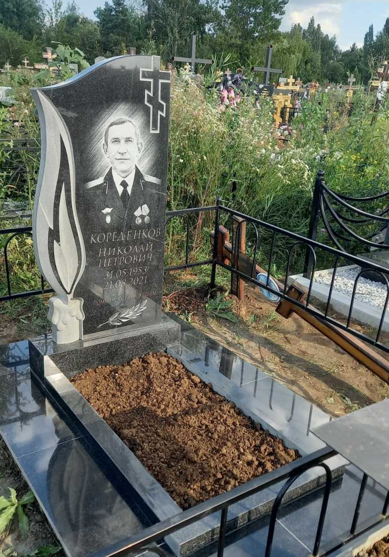 памятник для офицера со свечей