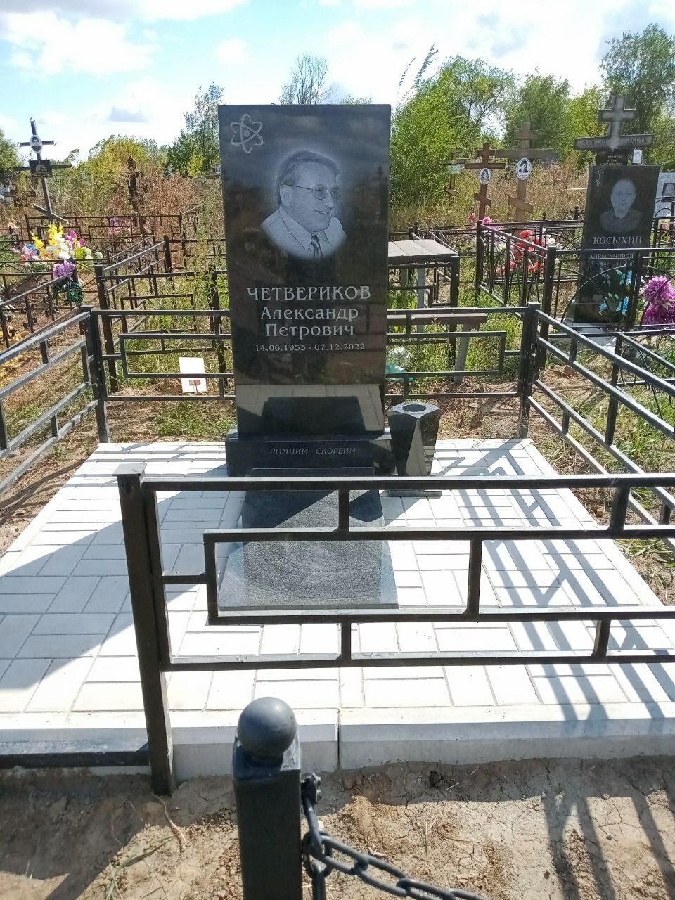 8. Памятник стела 120 см высотой. Общая высота 140 см.