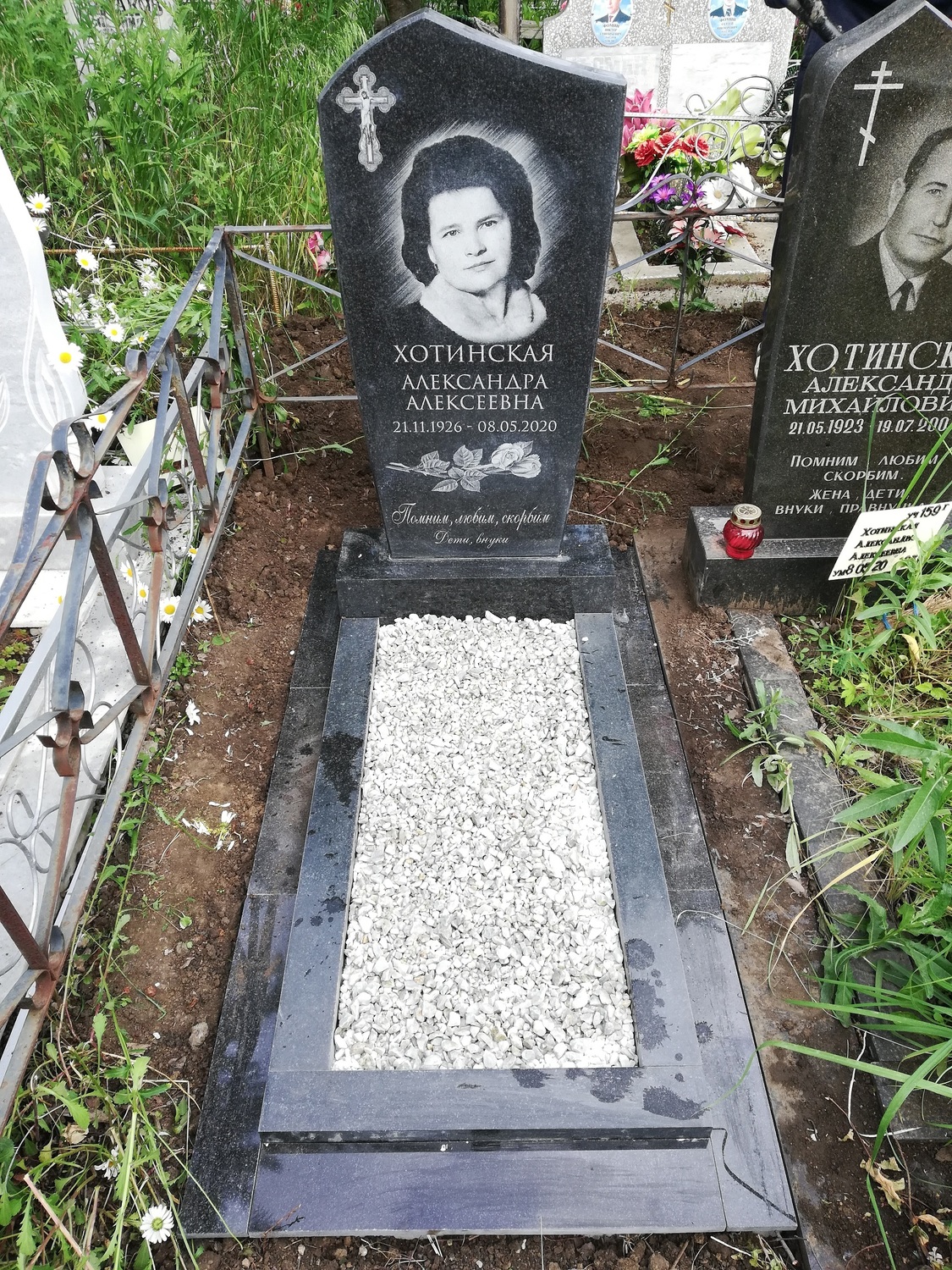 5. Памятник стела 80 см высотой. Общая высота 100 см.