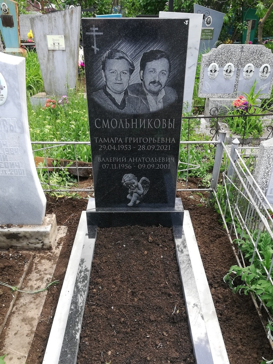 3 Памятник стела 100 см высотой. Общая высота 120 см. 2 портрета и надписи.